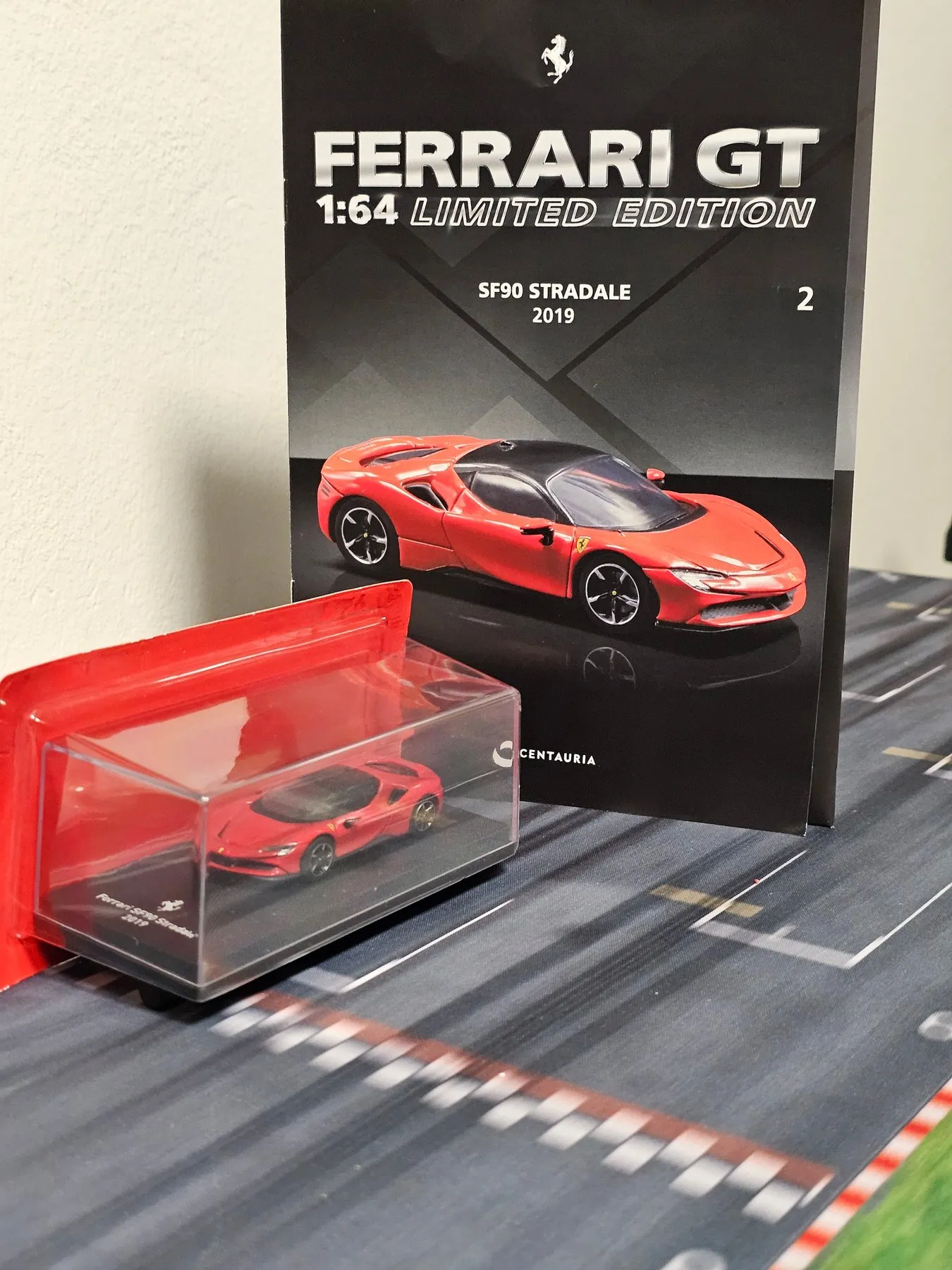 Tarmac Works 1:64 CENTAURIA x IXO COLLECTIONS FERRARI GT SF90